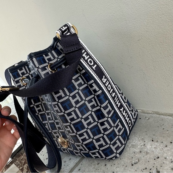 NWT Tommy Hilfiger Bucket Bag - Picture 7 of 9